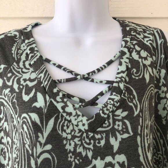 Sew in Love Paisley Softness Lrg Short Sleeve Cold Shoulder Tunic Embellished V - Picture 3 of 11